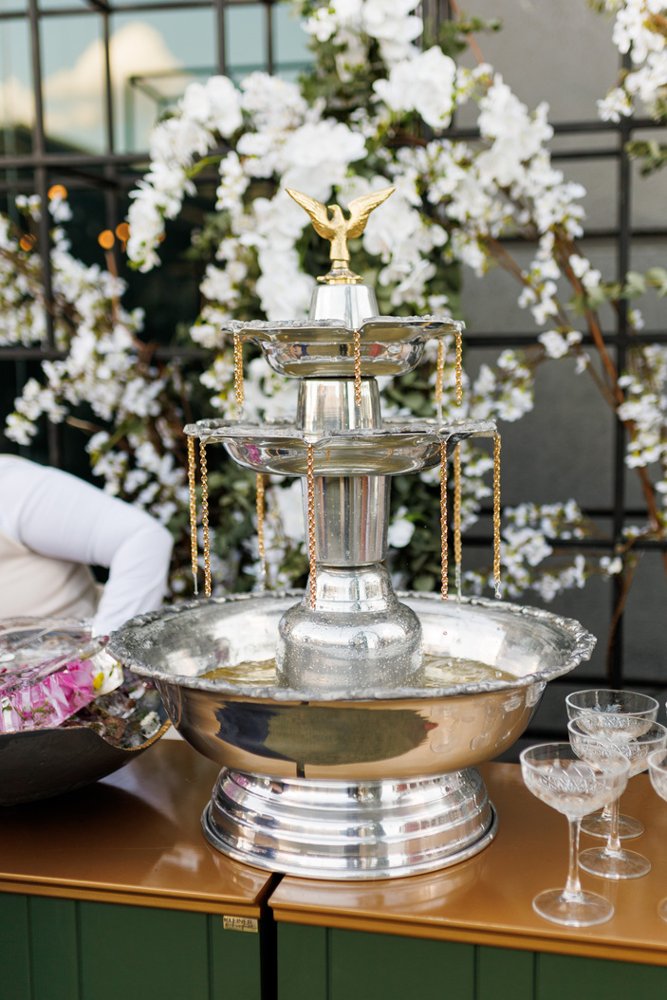 Chafariz elegante de bebidas em recepção de casamento