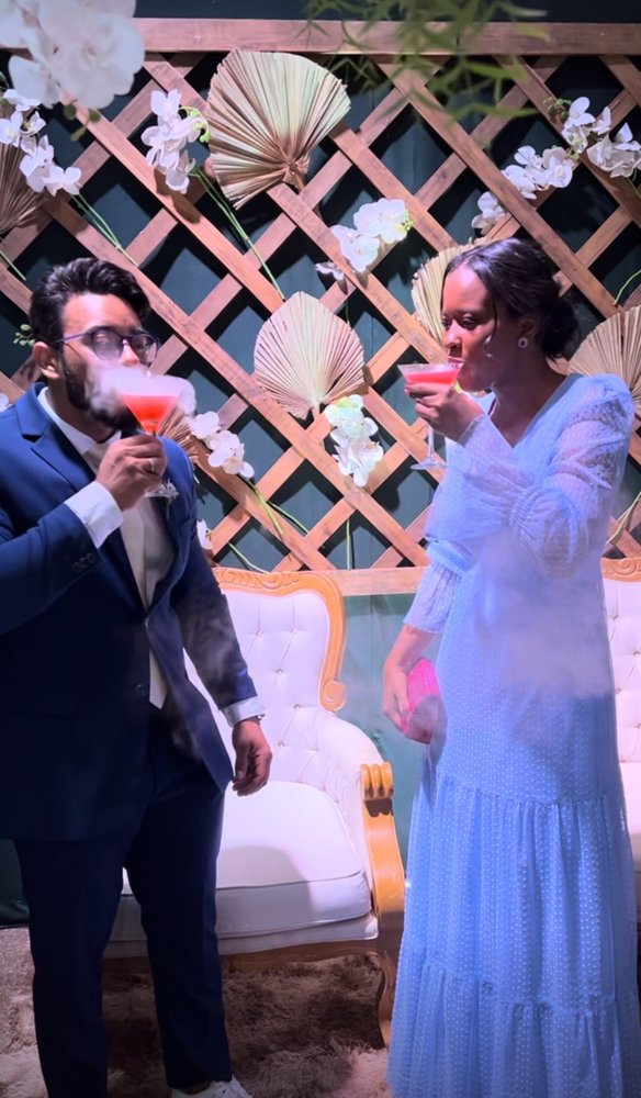 Casal brindando com drinks na recepção