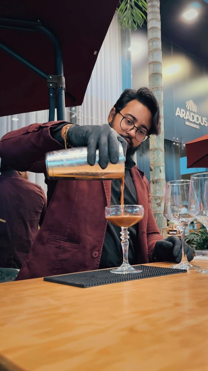 Erick Barman servindo drink em taça num evento