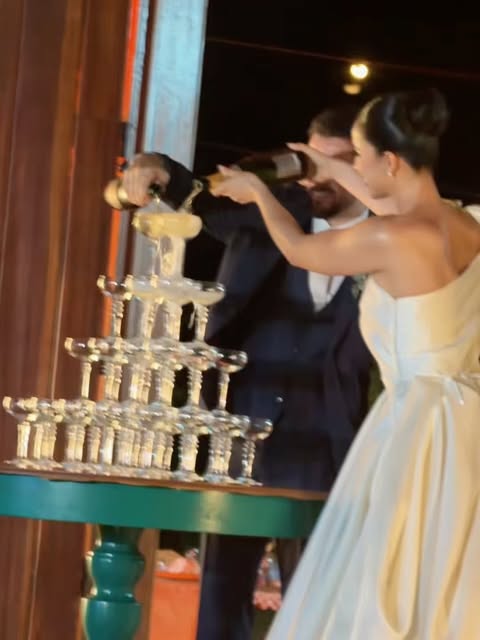 Torre de taças de champanhe em festa de casamento